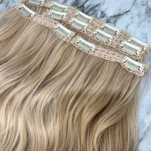 Clip In 20" Blonde On Blonde Extensions - Picture 3 of 5